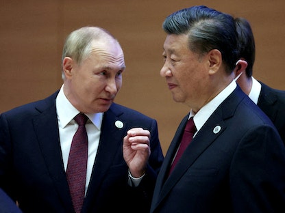 الرئيس الروسي فلاديمير بوتين يتحدث مع الرئيس الصيني شي جين بينج قبل اجتماع لرؤساء الدول الأعضاء في قمة منظمة شنغهاي للتعاون في سمرقند بأوزبكستان. 16 سبتمبر 2022 - REUTERS