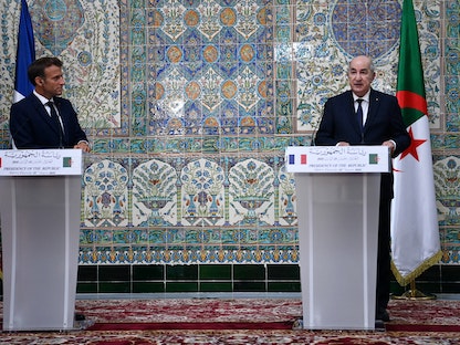 الرئيس الجزائري عبد المجيد تبون ونظيره الفرنسي إيمانويل ماكرون في مؤتمر صحافي مشترك بالقصر الرئاسي في العاصمة الجزائر، 25 أغسطس 2022 - REUTERS