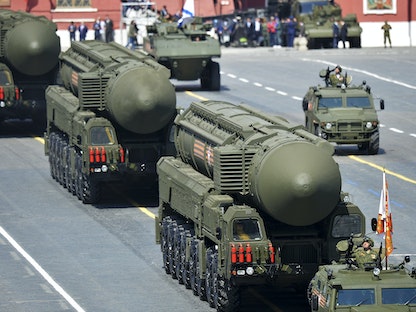 صواريخ باليستية عابرة للقارات خلال عرض للجيش الروسي في موسكو بمناسبة يوم النصر- 9 مايو 2015 - REUTERS