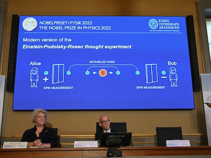 أعضاء لجنة نوبل للفيزياء أثناء الإعلان عن الفائزين بجائزة نوبل في الفيزياء لعام 2022- 4 أكتوبر 2022 - AFP
