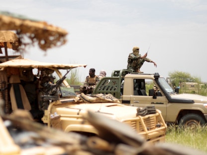 جنود ماليون أثناء دورية مع جنود من قوة "تاكوبا" الجديدة قرب حدود النيجر- 23 أغسطس 2021 - REUTERS
