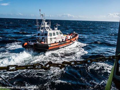 إحدى السفن التابعة منظمة "إس.أو.إس مديتيرانيه" الفرنسية للأعمال الإنسانية - twitter.com/SOSMedIntl