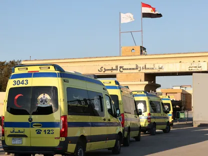 الهلال الأحمر الفلسطيني يُجلي 71 شخصاً من غزة عبر معبر رفح لتلقي العلاج