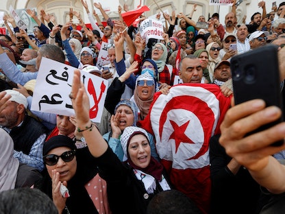 محتجون تونسيون ضد رفع الدعم الحكومي عن بعض القطاعات - 15 مايو 2022 - REUTERS
