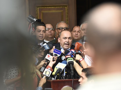 فرانسيسكو توريالبا، عضو وفد الحكومة الفنزويلية للتفاوض مع المعارضة، يتحدث قبل اجتماع في كراكاس - Bloomberg