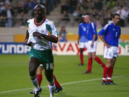 اللاعب السنغالي السابق بابا بوبا ديوب يحتفل بتسجيله هدف الفوز على المنتخب الفرنسي في مونديال 2002 - AFP