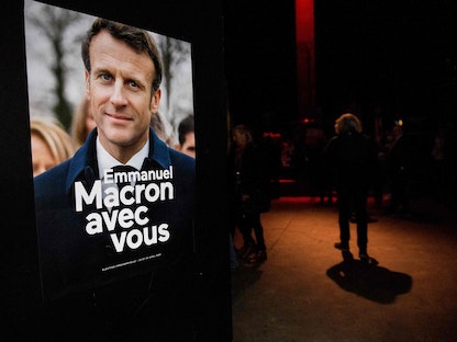 ملصق دعائي لحملة الرئيس الفرنسي إيمانويل ماكرون بمدينة مرسيليا يحمل عبارة "ماكرون معك" - 12 مارس 2022. - AFP