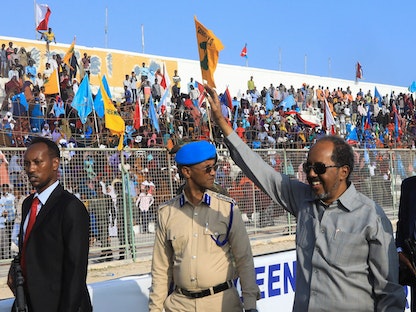 الرئيس الصومالي حسن شيخ محمود يلوح لمؤيديه خلال تجمع في مقديشو. 12 يناير 2023 - REUTERS