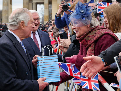 الملك تشارلز الثالث ملك بريطانيا يحيي الألمان الذين انتظروا زيارته، برلين. 29 مارس 2023 - AFP