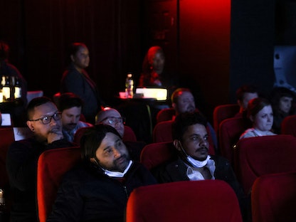 جمهور داخل صالة عرض سينمائي، بروكلين، نيويورك، الولايات المتحدة - 25 إبريل 2021. - REUTERS