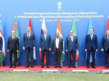 مستشار الأمن القومي الهندي أجيت دوفال يتوسّط نظراءه من روسيا وإيران وقيرغيزستان وطاجيكستان وتركمانستان وأوزبكستان في نيودلهي، 10 نوفمبر 2021 - REUTERS