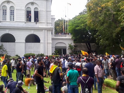 تجمع للمحتجين في باحة المجمع الرئاسي السريلانكي بكولومبو عقب اقتحامه - 9 يوليو 2022 - AFP