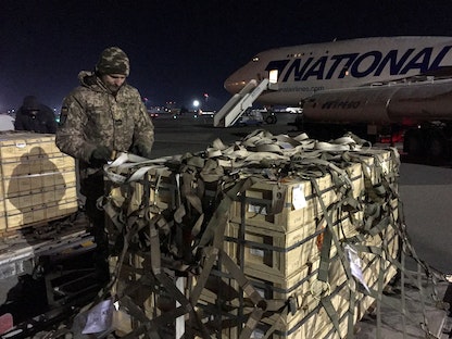 شحنة مساعدات عسكرية أميركية تصل إلى مطار بوريسبيل الدولي بالعاصمة الأوكرانية كييف- 15 يونيو 2022  - REUTERS