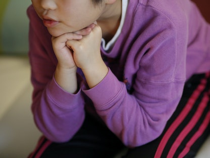 فتاة تعرّضت لسوء المعاملة وأمضت 3 أشهر في ملجأ مؤقت تجلس في مكتب معالجها النفسي بطوكيو  - REUTERS