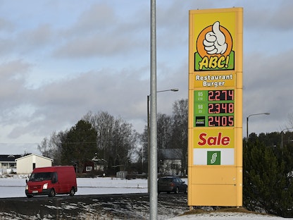 لوحة تعرض أسعار البنزين والديزل في محطة وقود بمونسالا، غرب فنلندا- 10 مارس 2022 - AFP