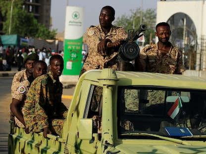 عناصر من الجيش السوداني يستقلون آلية عسكرية في الخرطوم. - REUTERS