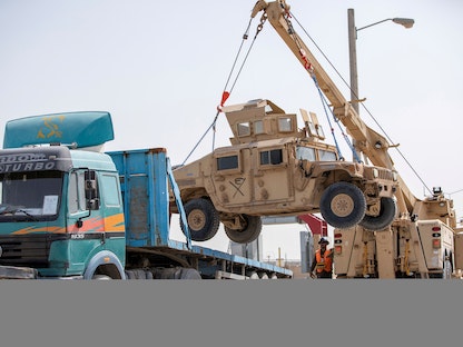 صورة تظهر تحميل مركبات عسكرية لنقلها بينما تستعد القوات الأميركية للانسحاب من أفغانستان، 13 يوليو 2020 - جيفري جيه هاريس -REUTERS