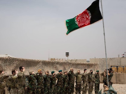 القوات الأفغانية تحيي علم بلادها في معسكر  أنتونيك بإقليم هلمند - REUTERS