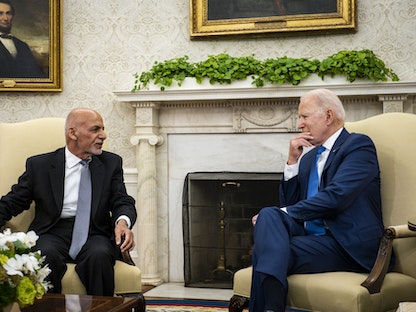 الرئيسان الأميركي جو بايدن والأفغاني أشرف غني، خلال اجتماع في البيت الأبيض، 25 يونيو 2021 - Bloomberg