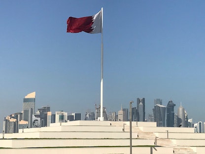 علم قطر على كورنيش الدوحة - REUTERS