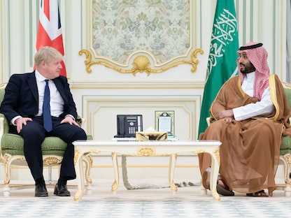 ولي العهد السعودي الأمير محمد بن سلمان ورئيس الوزراء البريطاني بوريس جونسون خلال جلسة مباحثات في الرياض - 16 مارس 2021 - REUTERS