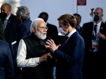 الرئيس الفرنسي إيمانويل ماكرون يتحدث مع رئيس الوزراء الهندي ناريندرا مودي على هامش قمة مجموعة الـ20 بروما-  30 أكتوبر 2021. - REUTERS