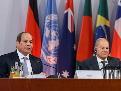 المستشار الألماني أولاف شولتز والرئيس المصري عبد الفتاح السيسي خلال منتدى بطرسبرغ في برلين- 18 يوليو 2022 - REUTERS