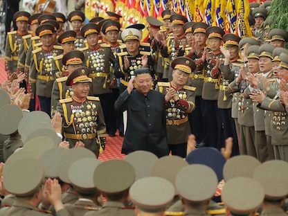 الزعيم الكوري الشمالي كيم جونج أون يحيي عدداً من قيادات جيش بلاده - 25 أبريل 2021 - AFP
