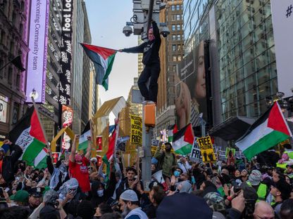 مظاهرات داعمة للقضية الفلسطينية في مدينة نيويورك بالتزامن مع الحرب الإسرائيلية على قطاع غزة. 13 أكتوبر 2023 - AFP - Getty Images via AFP