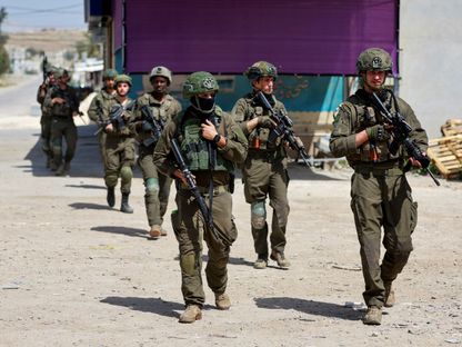 جنود في الجيش الإسرائيلي يتفقدون موقع حادث إطلاق نار قرب أريحا في الضفة الغربية المحتلة- 28 مارس 2024 - Reuters