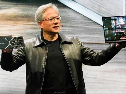 مؤسس Nvidia والرئيس التنفيذي جنسن هوانج يعرض منتجات للشركة في فعالية بتايوان. 29 مايو 2023 - AFP