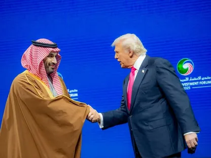 الرئيس الأميركي دونالد ترمب وولي العهد السعودي الأمير محمد بن سلمان خلال منتدى الاستثمار الأميركي السعودي. 19 نوفمبر 2025 - Reuters