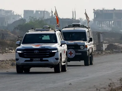 طواقم اللجنة الدولية للصليب الأحمر تتسلم رفات الجندي الإسرائيلي هدار جولدن الذي لقي مصرعه في حرب 2014 بقطاع غزة. 9 نوفمبر 2025 - REUTERS