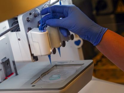 موظف يفحص عينة من الكلى في مختبر في ميونيخ بألمانيا. 23 أبريل 2019. - Reuters