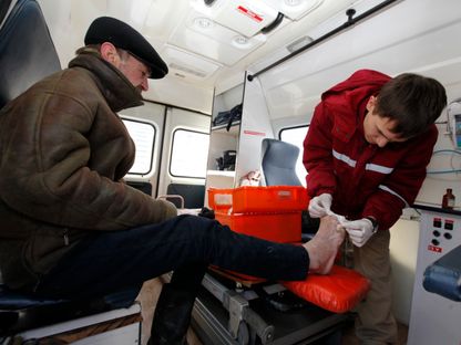 رجل يعاني من لسعة الصقيع يتلقى المساعدة الطبية داخل سيارة إسعاف في مدينة ستافروبول الجنوبية، روسيا، 2 فبراير 2012 - Reuters
