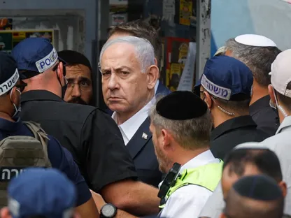 رئيس الوزراء الإسرائيلي بنيامين نتنياهو في موقع حادث إطلاق نار بالقدس المحتلة. 8 سبتمبر 2025 - Reuters
