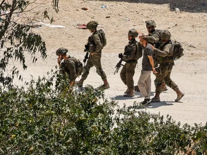 جيش إسرائيل يستغل الفلسطينيين "دروعاً بشرية".. جنود يكشفون "بروتوكول البعوضة"