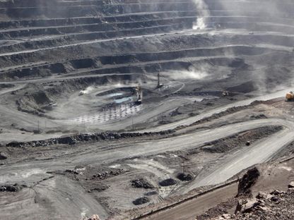 عمال تعدين في منجم معادن أرضية نادرة بمنطقة منغوليا الداخلية ذاتية الحكم شمال الصين. 16 يوليو 2011 - REUTERS