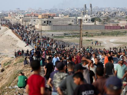 فلسطينيون يتجمعون على أمل الحصول على المساعدات وسط قطاع غزة. 19 مايو 2024 - REUTERS