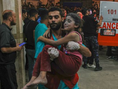 نقل مصابين من مستشفى المعمداني الذي استهدفته إسرائيل بغارة سقط فيها مئات الضحايا. غزة. 17 أكتوبر 2023 - AFP