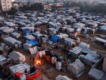 فلسطينيون نازحون إلى جنوب غزة يفككون خيمتهم انتظاراً للسماح لهم بالعودة إلى منزلهم في شمال غزة بعد وقف إطلاق النار، دير البلح وسط قطاع غزة. 25 يناير 2025 - REUTERS