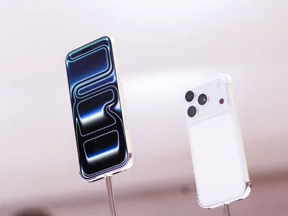 نسختان من هواتف آيفون 17 برو داخل متجر أبل في نيويورك بالولايات المتحدة. 19 سبتمبر 2025 - Bloomberg