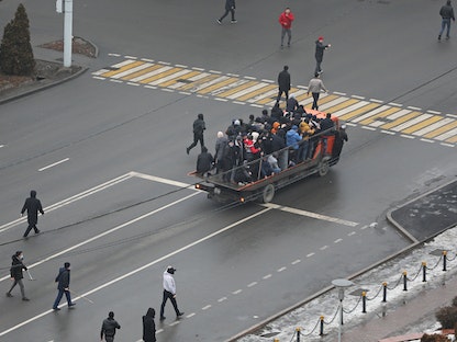 متظاهرون يركبون شاحنة خلال احتجاجات في ألما آتا كبرى مدن كازاخستان - 5 يناير 2022 - REUTERS