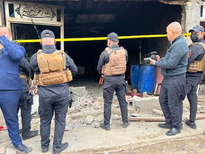 عناصر من الأمن العراقي تطوق موقع حادثة جبلة بمحافظة بابل حيث قضى فيها 20 شخصاً - 31 ديسمبر 2021 - الشرق