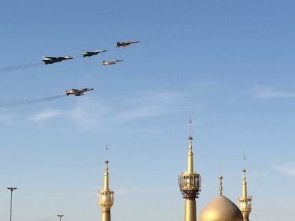 طائرات إيرانية  من طراز "F-14 Tomcat" ,F-4 Phantom و"MiG-29" و"F-5 Tiger" تحلق فوق العاصمة طهران خلال عرض عسكري بمناسبة يوم الجيش السنوي - 18 أبريل 2022. - AFP