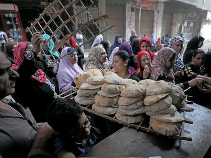 مصريون بشترون الخبز المدعوم في القاهرة - REUTERS