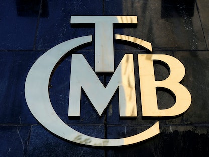 شعار البنك المركزي التركي (TCMB) على مقره بالعاصمة أنقرة. 19 أبريل 2015 - REUTERS