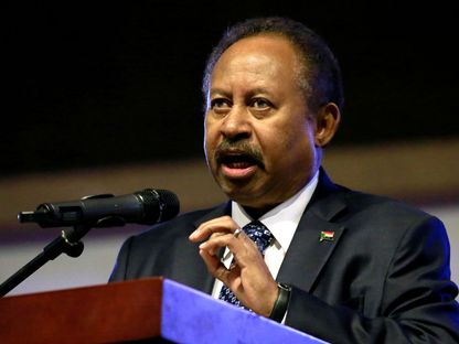 رئيس الوزراء السوداني عبد الله حمدوك يلقي كلمة في احتفال الذكرى الأولى للثورة (أرشيفية) - REUTERS