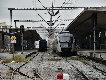 قطارات متوقفة في محطة سكة حديد سالونيك في اليونان. 3 مارس 2023 - AFP