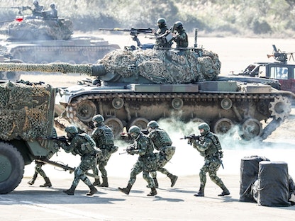 جنود وآليات عسكرية خلال مناورات للجيش التايواني في مقاطعة هسينشو، 19 يناير 2021 - Bloomberg